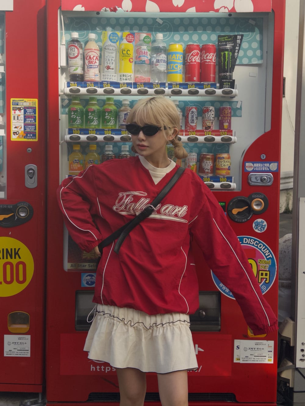 レッド系のTシャツ/カットソー、ホワイト系のワンピース、レッド系のスニーカーを着用したレディースの夏コーディネートの3枚目の写真