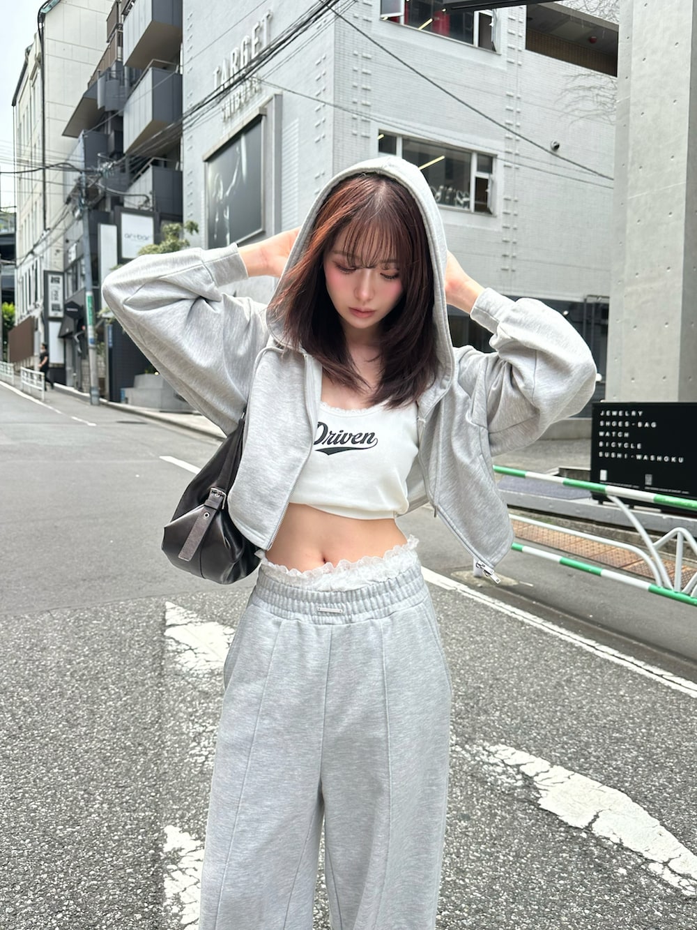 グレー系のパーカー、グレー系のスウェットパンツ、ブラック系のその他シューズを着用したレディースの夏コーディネートの2枚目の写真