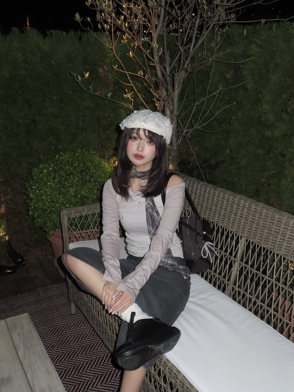 ベージュ系のTシャツ/カットソー、ブラック系のデニムパンツ、ブラック系のスニーカーを着用したレディースの春コーディネートの3枚目の写真