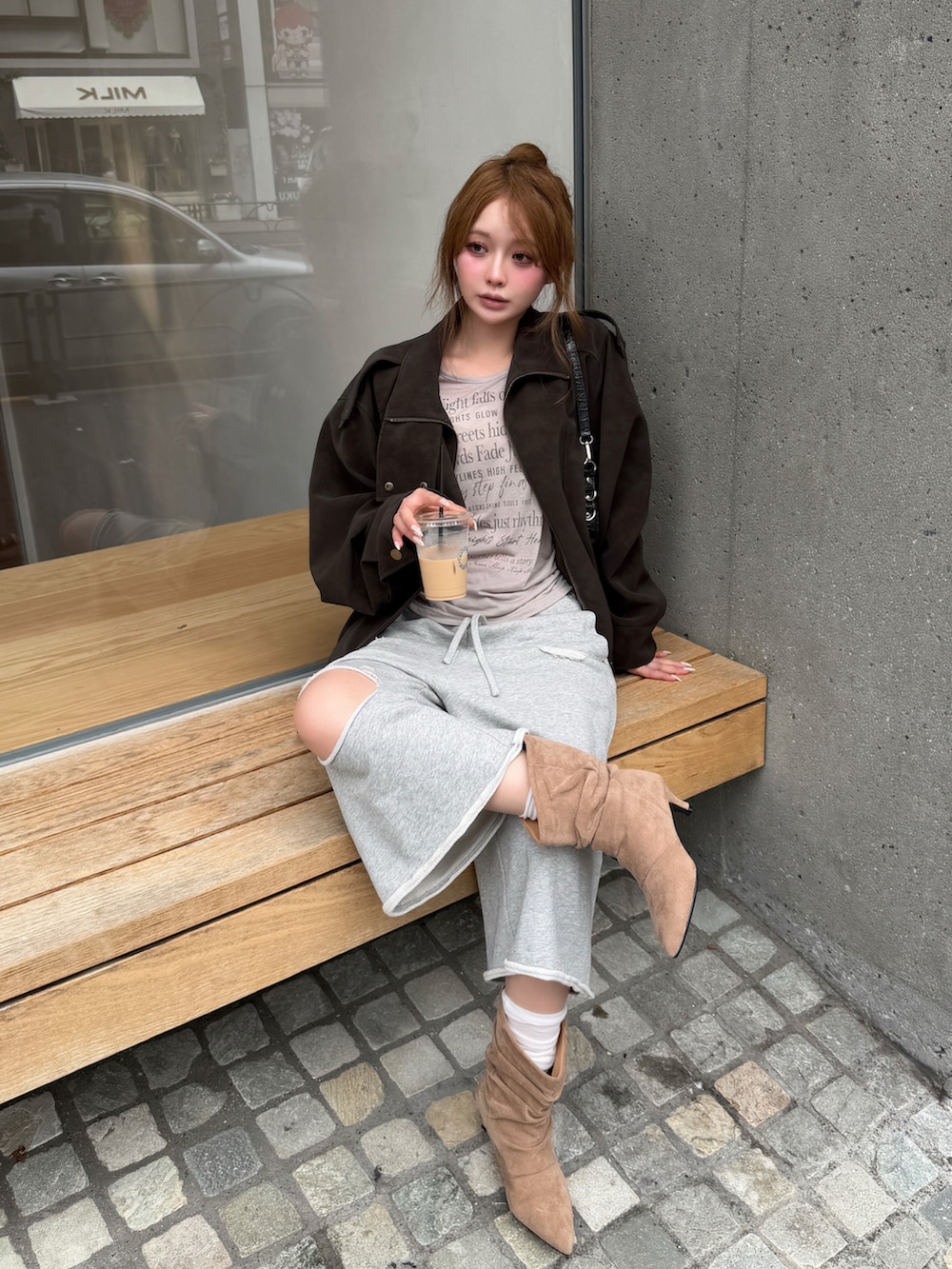 グレー系のTシャツ/カットソー、グレー系のスウェットパンツ、ブラック系のショルダーバッグを着用したレディースの秋コーディネートの4枚目の写真