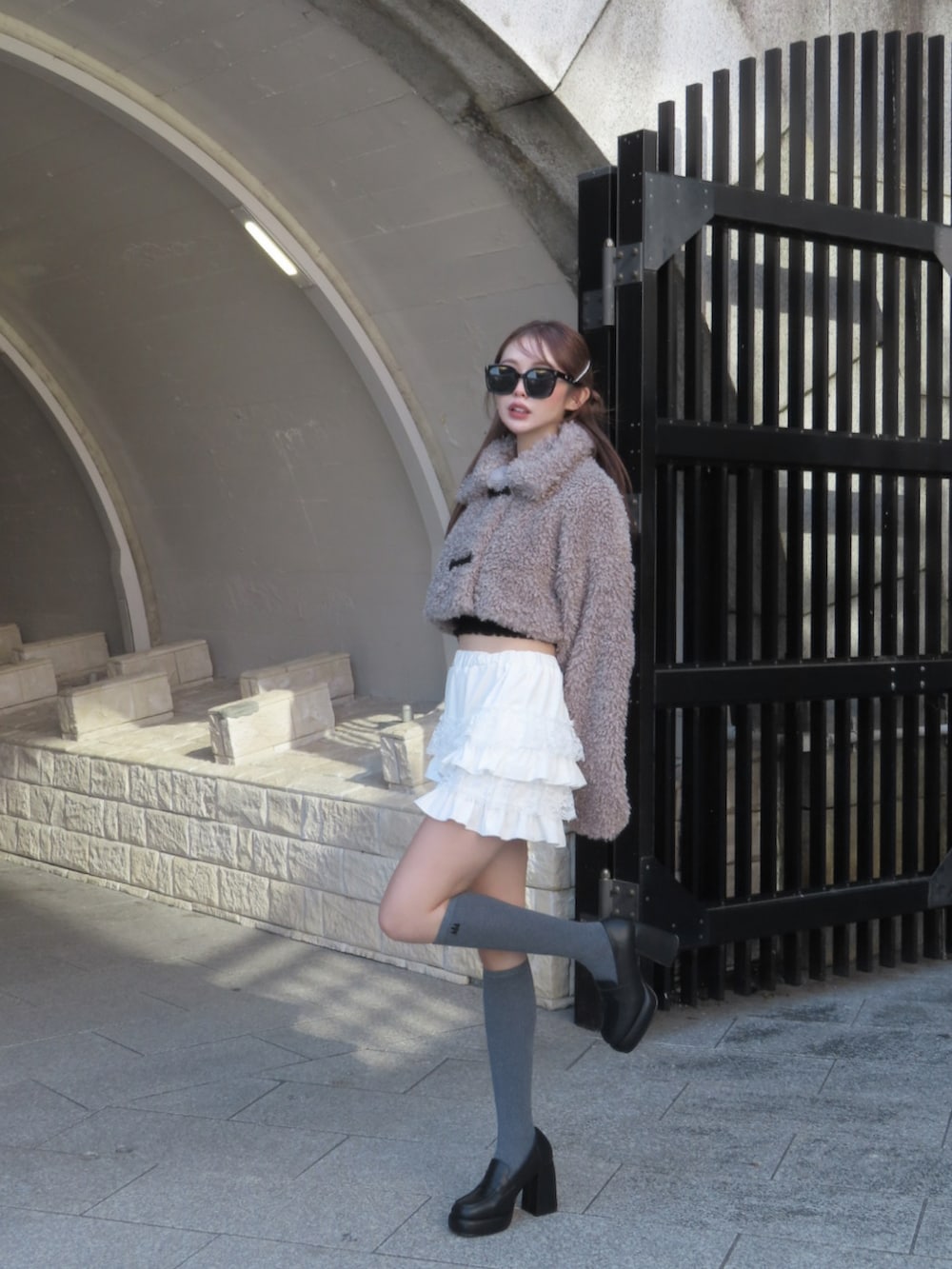 ブラック系のローファー、ホワイト系のパンツ、ブラック系のハンドバッグを着用したレディースの秋コーディネートの2枚目の写真