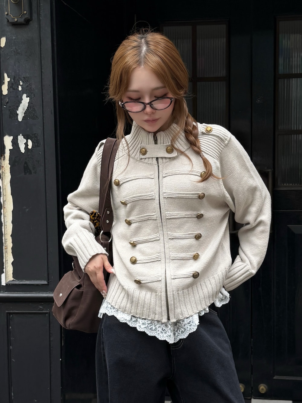 ブラック系のデニムパンツ、ブラック系のパンプス、ブラウン系のトートバッグを着用したレディースの秋コーディネートの2枚目の写真