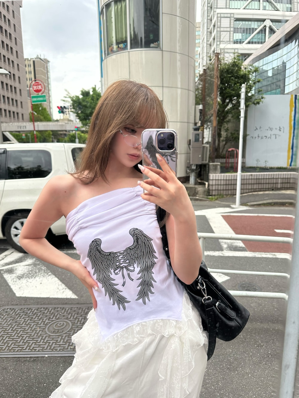ブラック系のショルダーバッグ、ホワイト系のスウェットパンツ、ホワイト系のTシャツ/カットソーを着用したレディースの春コーディネートの2枚目の写真