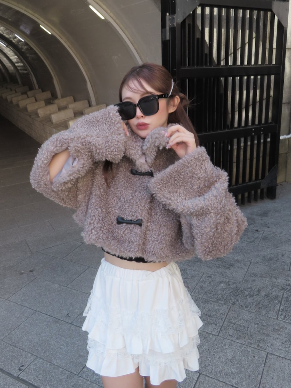 ブラック系のローファー、ホワイト系のパンツ、ブラック系のハンドバッグを着用したレディースの秋コーディネートの3枚目の写真