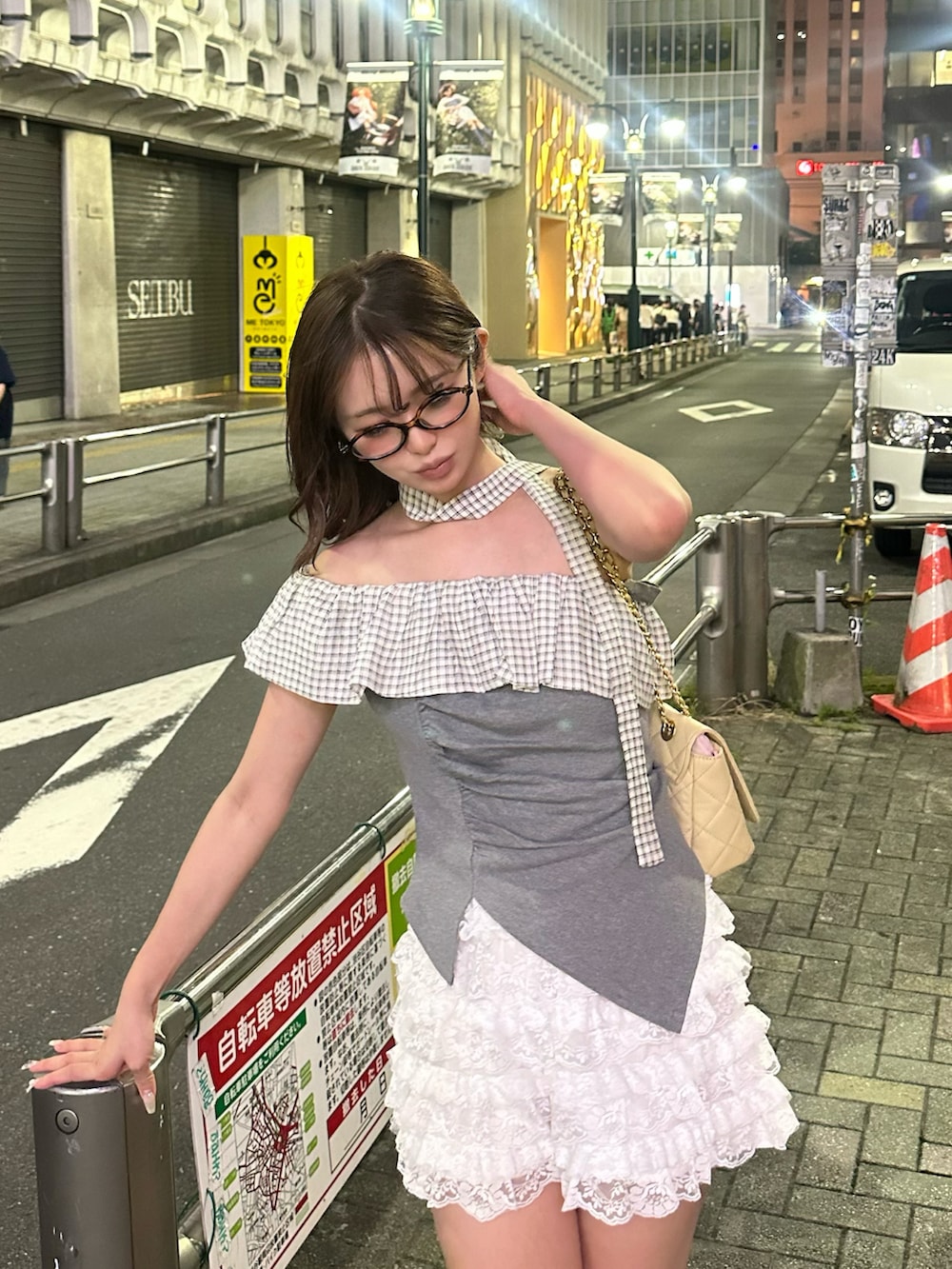 ホワイト系のパンツ、ブラック系のスニーカー、グレー系のTシャツ/カットソーを着用したレディースの夏コーディネートの3枚目の写真