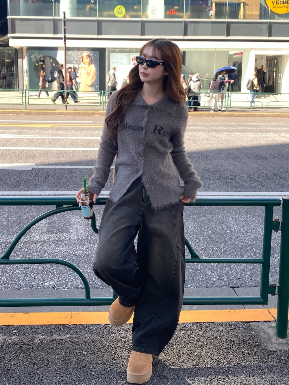 ブラック系のデニムパンツ、ベージュ系のブーツ、グレー系のカーディガン/ボレロを着用したレディースの冬コーディネートの2枚目の写真