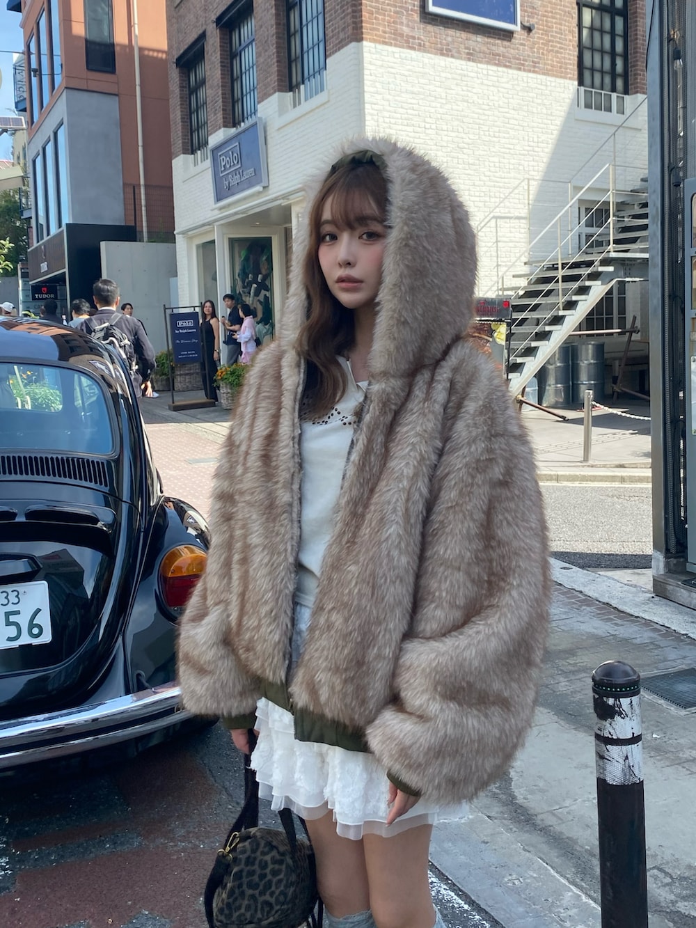 ホワイト系のブルゾン、ホワイト系のスカート、ベージュ系のTシャツ/カットソーを着用したレディースの秋コーディネートの4枚目の写真