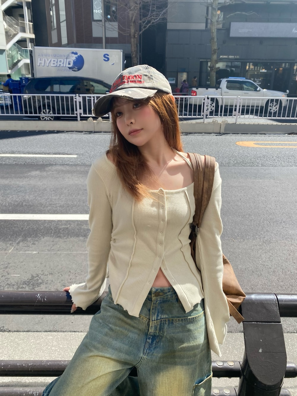 ベージュ系のTシャツ/カットソー、ブルー系のデニムパンツ、ブラック系のトートバッグを着用したレディースの春コーディネートの2枚目の写真