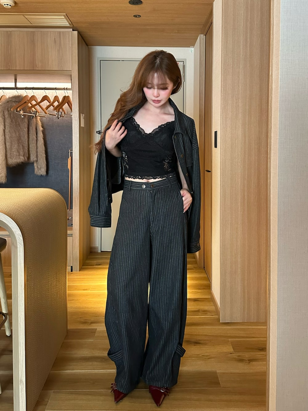 レッド系のシューズ、ブルー系のデニムパンツ、ブルー系のデニムジャケットを着用したレディースの夏コーディネートの2枚目の写真