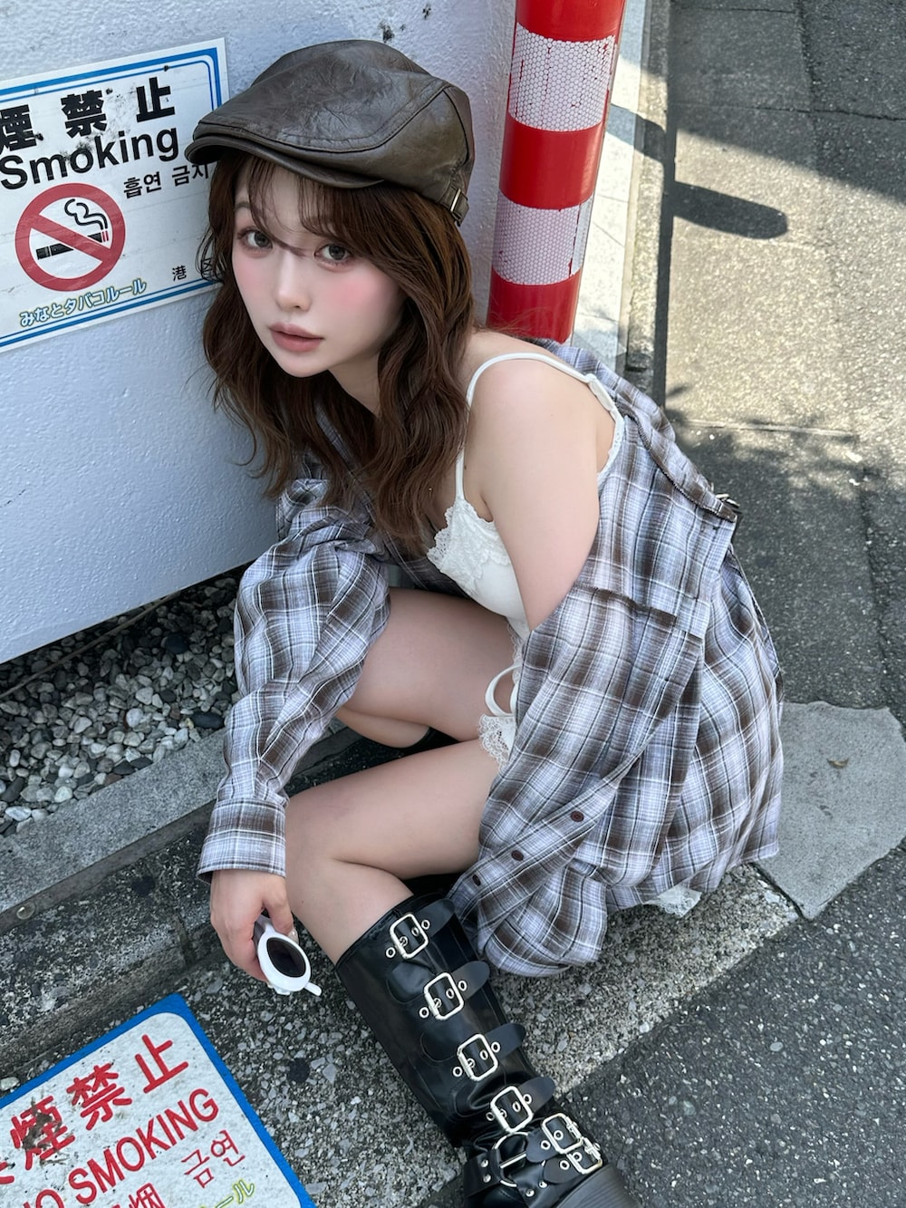 ブラック系のブーツ、ホワイト系のその他パンツ、ホワイト系のキャミソールを着用したレディースの春コーディネートの3枚目の写真