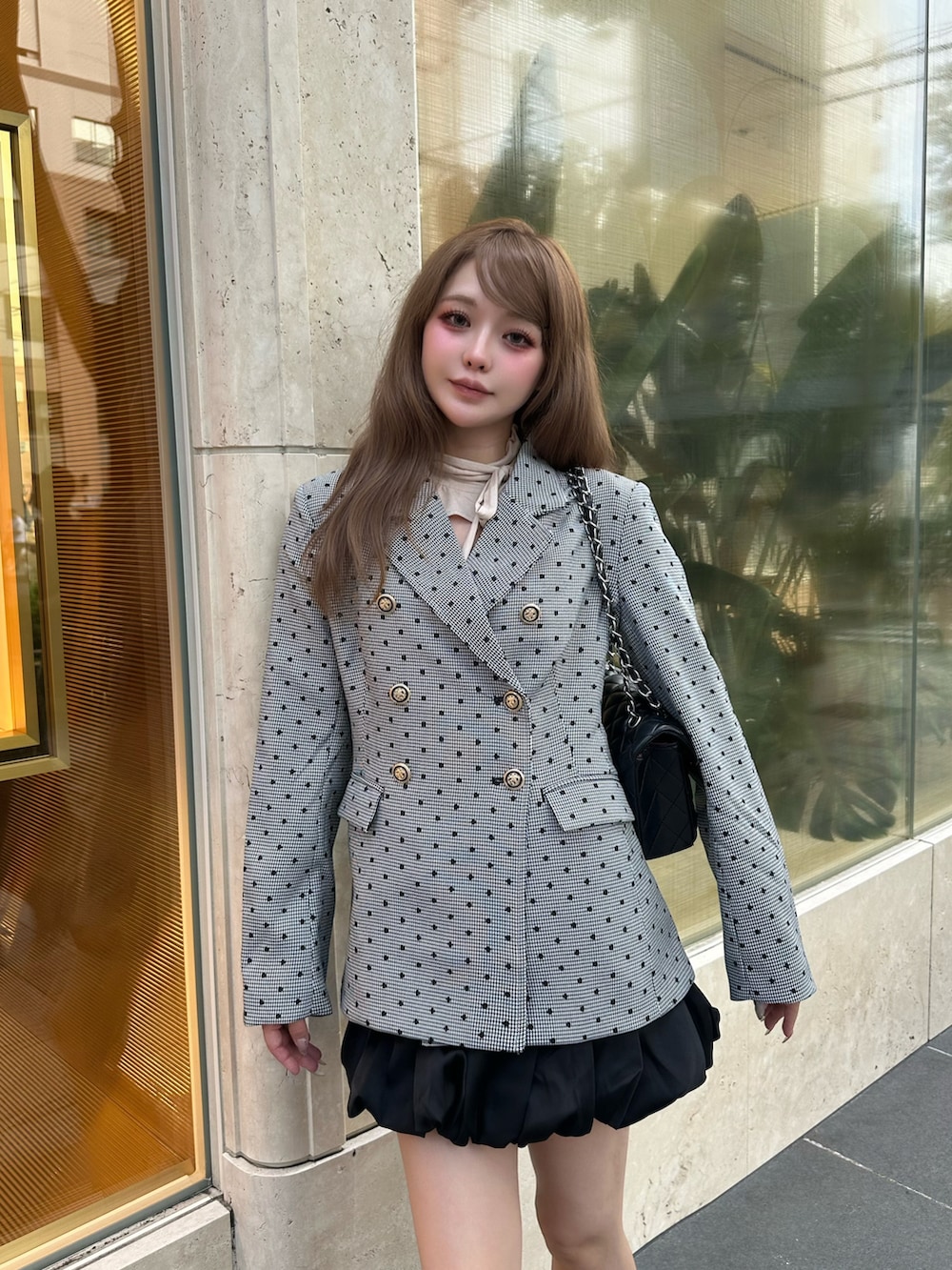 その他のその他アウター、ブラック系のブーツを着用したレディースの秋コーディネートの2枚目の写真