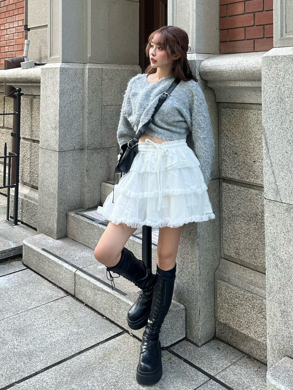 その他のその他アウター、ホワイト系のスカート、ブラック系のブーツを着用したレディースの秋コーディネートの3枚目の写真