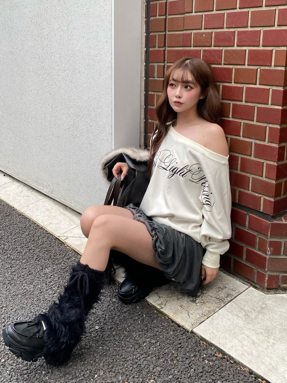 ブラック系のブルゾン、ベージュ系のスウェット、ブラウン系のトートバッグを着用したレディースの秋コーディネートの2枚目の写真