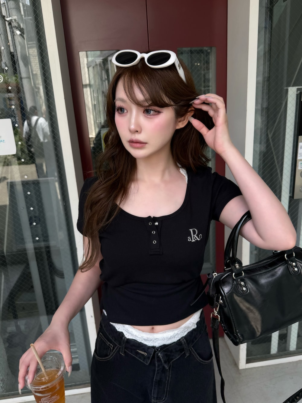 ブラック系のTシャツ/カットソー、ブラック系のデニムパンツ、ブラック系のその他シューズを着用したレディースの春コーディネートの3枚目の写真