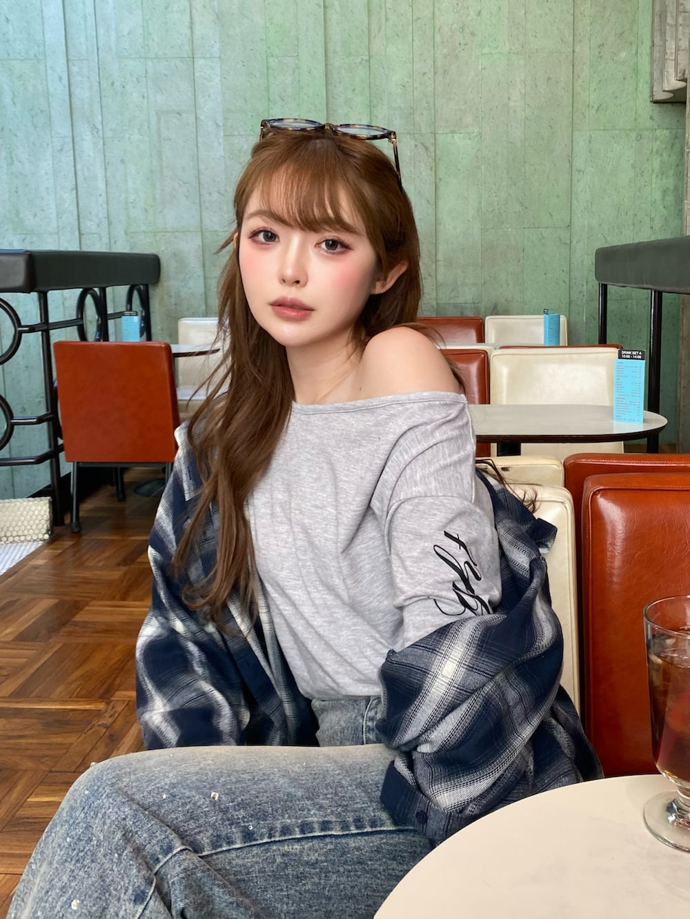 ブルー系のデニムパンツ、ブラック系のスニーカー、グレー系のTシャツ/カットソーを着用したレディースの春コーディネートの4枚目の写真