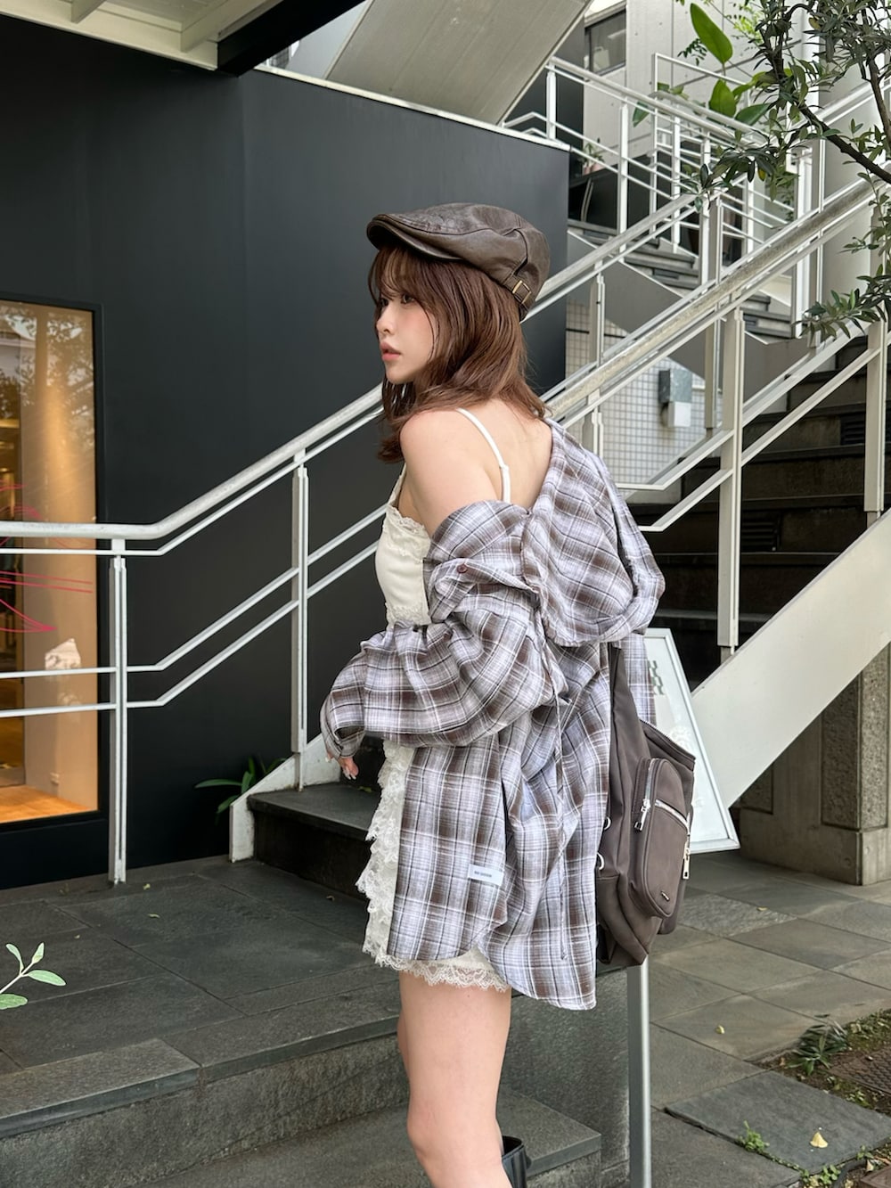 ブラック系のブーツ、ホワイト系のその他パンツ、ホワイト系のキャミソールを着用したレディースの春コーディネートの2枚目の写真