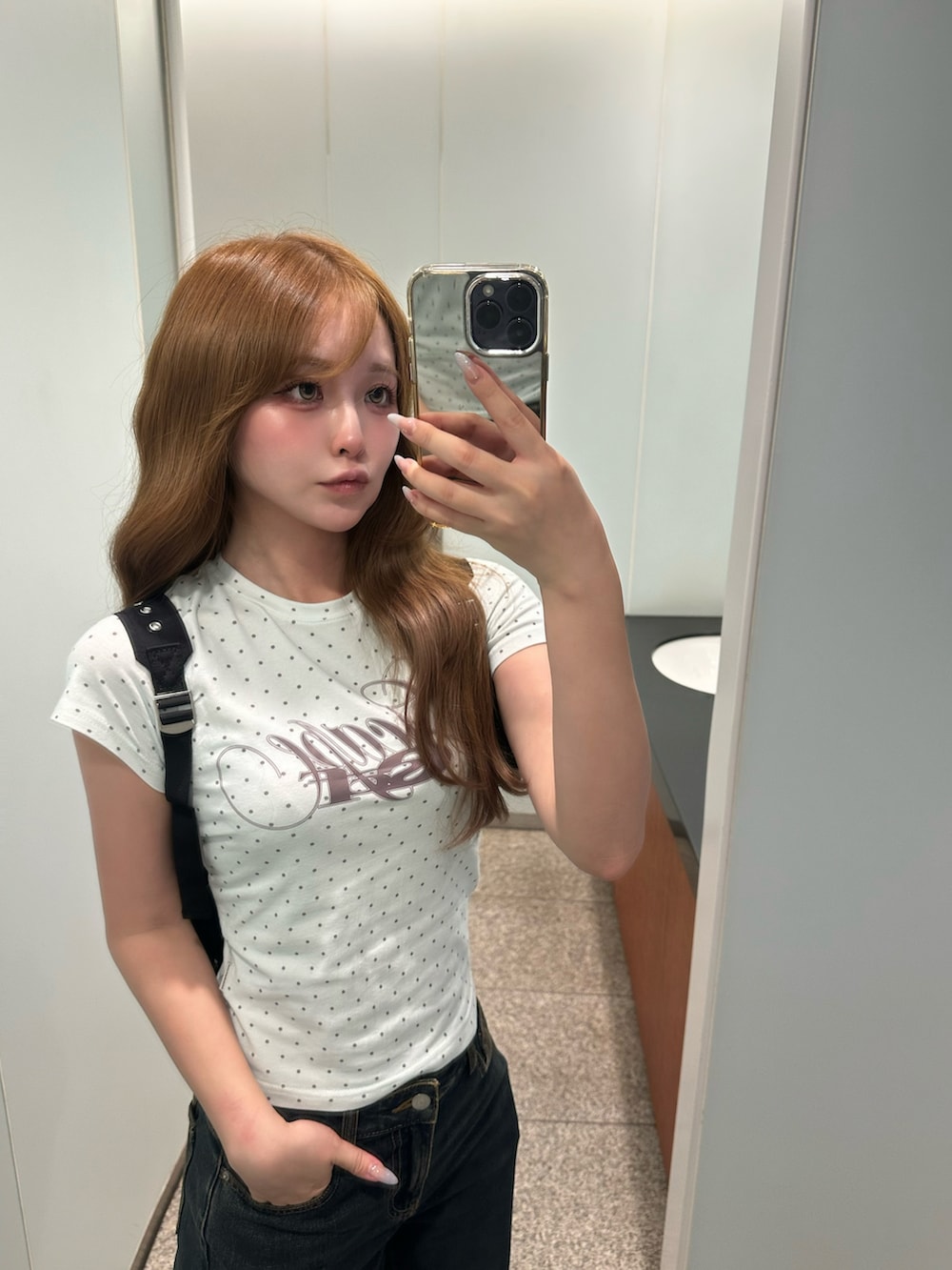 その他のTシャツ/カットソー、その他のデニムパンツ、ブラック系のバックパック/リュックを着用したレディースの夏コーディネートの4枚目の写真