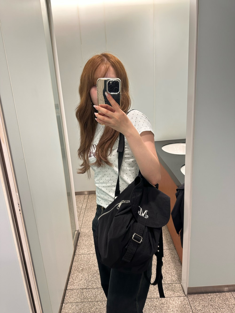 その他のTシャツ/カットソー、その他のデニムパンツ、ブラック系のバックパック/リュックを着用したレディースの夏コーディネートの3枚目の写真