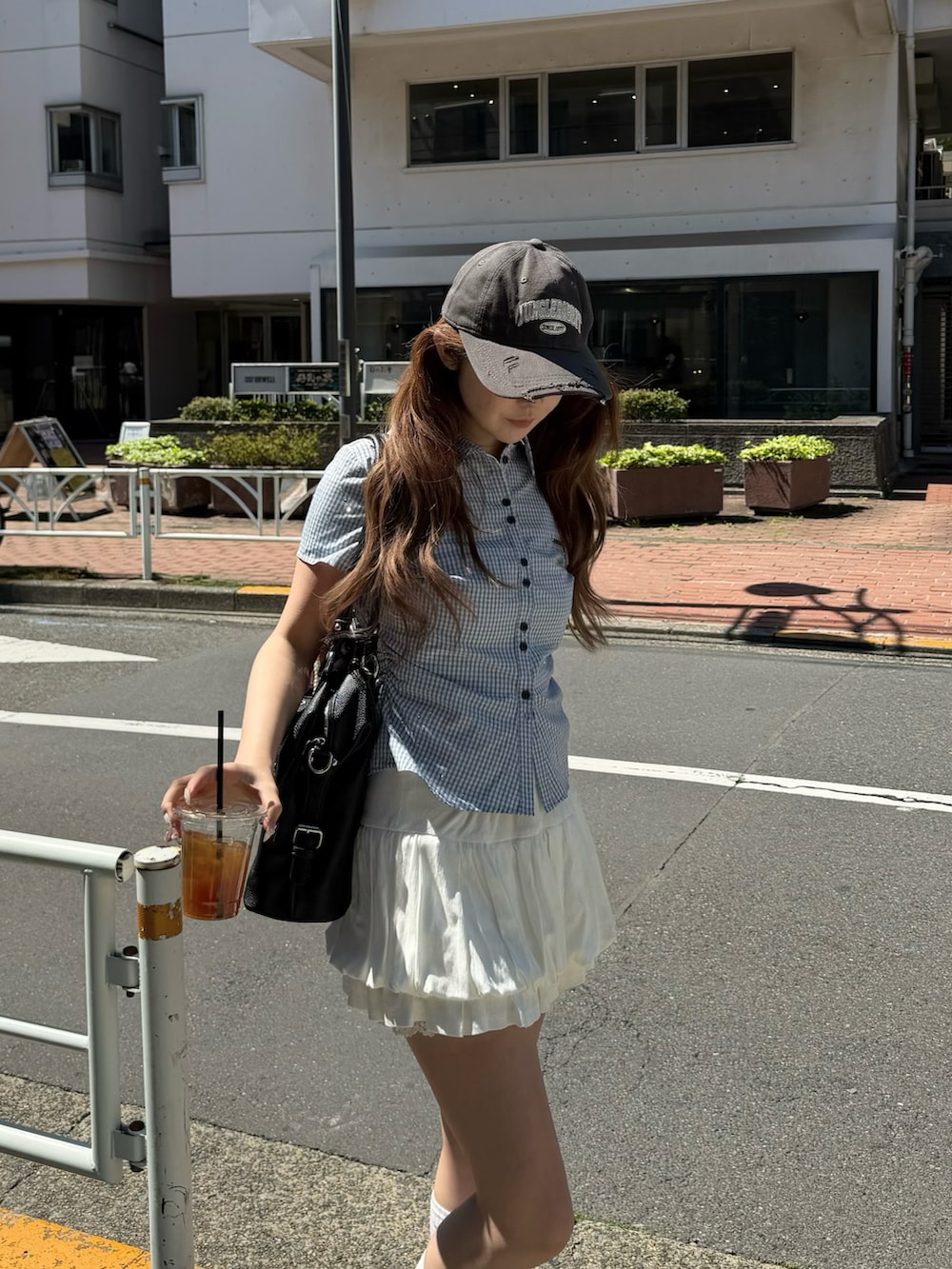 ブルー系のシャツ/ブラウス、ブラック系のスニーカー、ブラック系のショルダーバッグを着用したレディースの春コーディネートの2枚目の写真