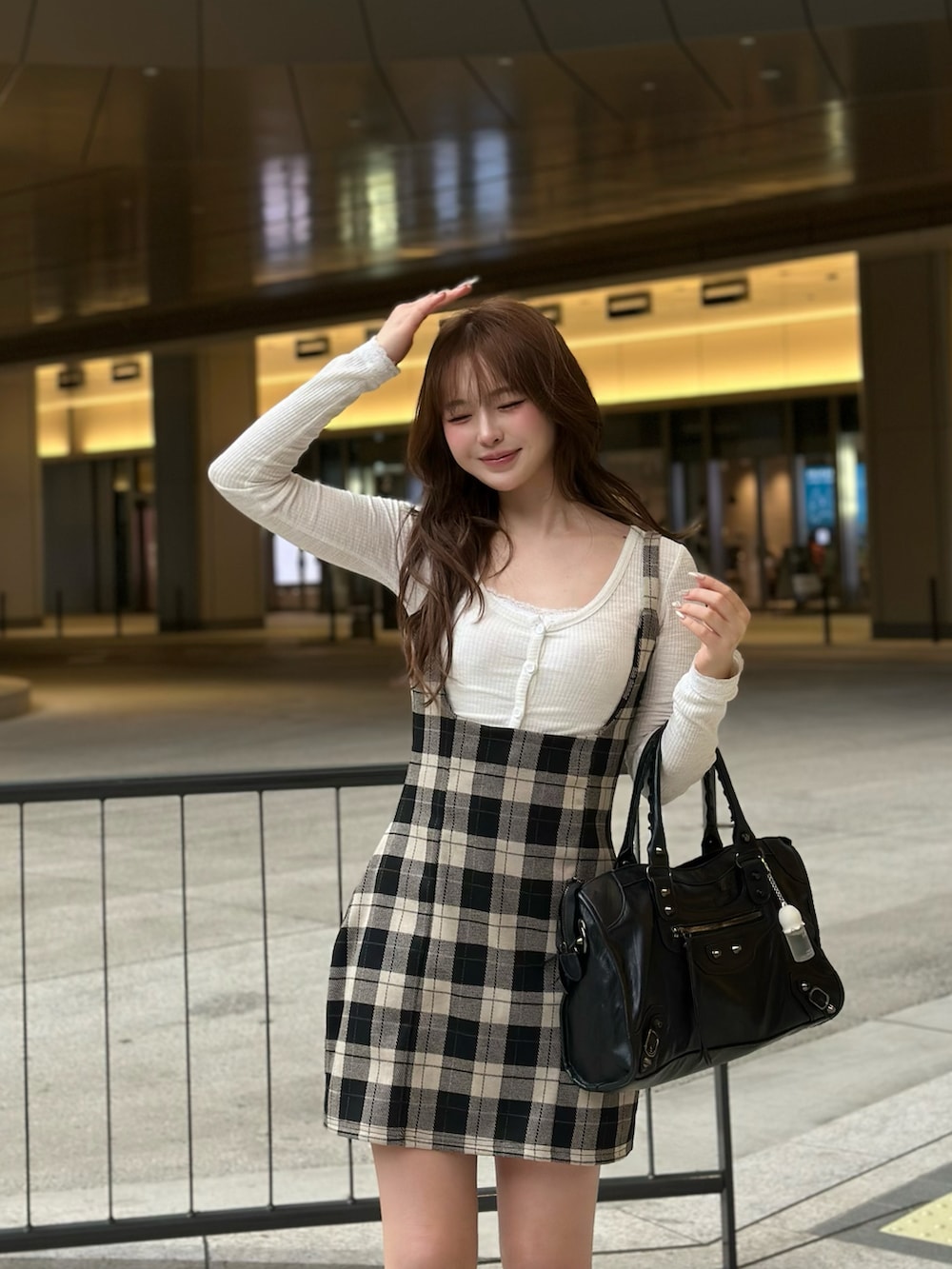 ブラック系のブーツ、ベージュ系のワンピース/ドレスを着用したレディースの春コーディネートの3枚目の写真