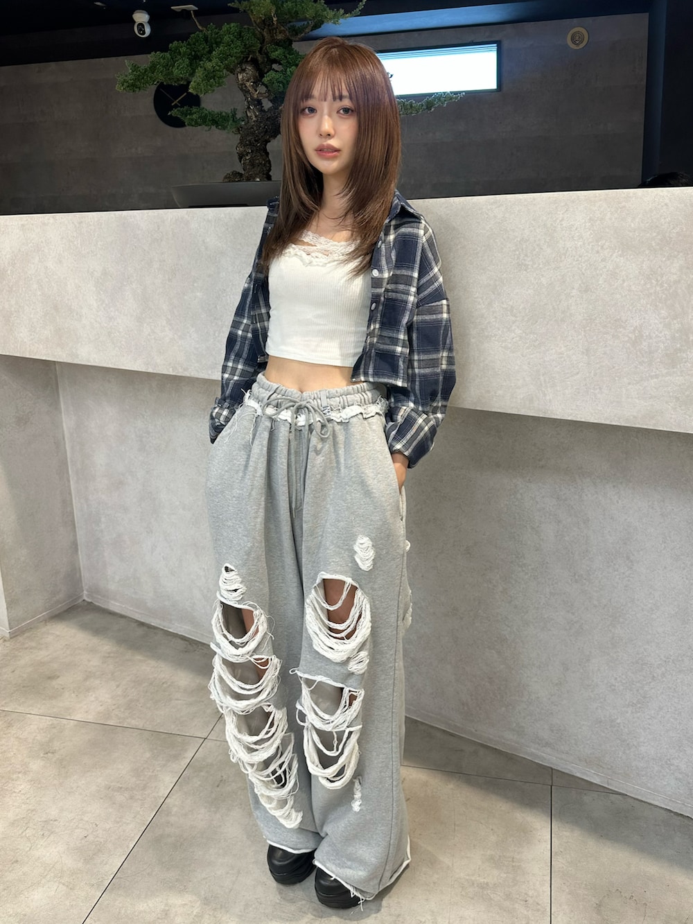 グレー系のスウェットパンツを着用したレディースの秋コーディネートの2枚目の写真