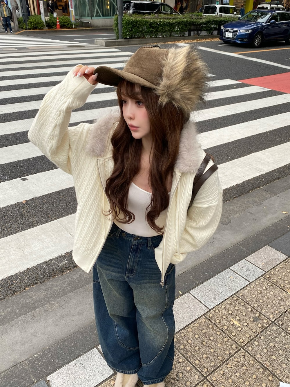 ベージュ系のパーカー、ブルー系のデニムパンツ、ベージュ系のその他シューズを着用したレディースの秋コーディネートの2枚目の写真