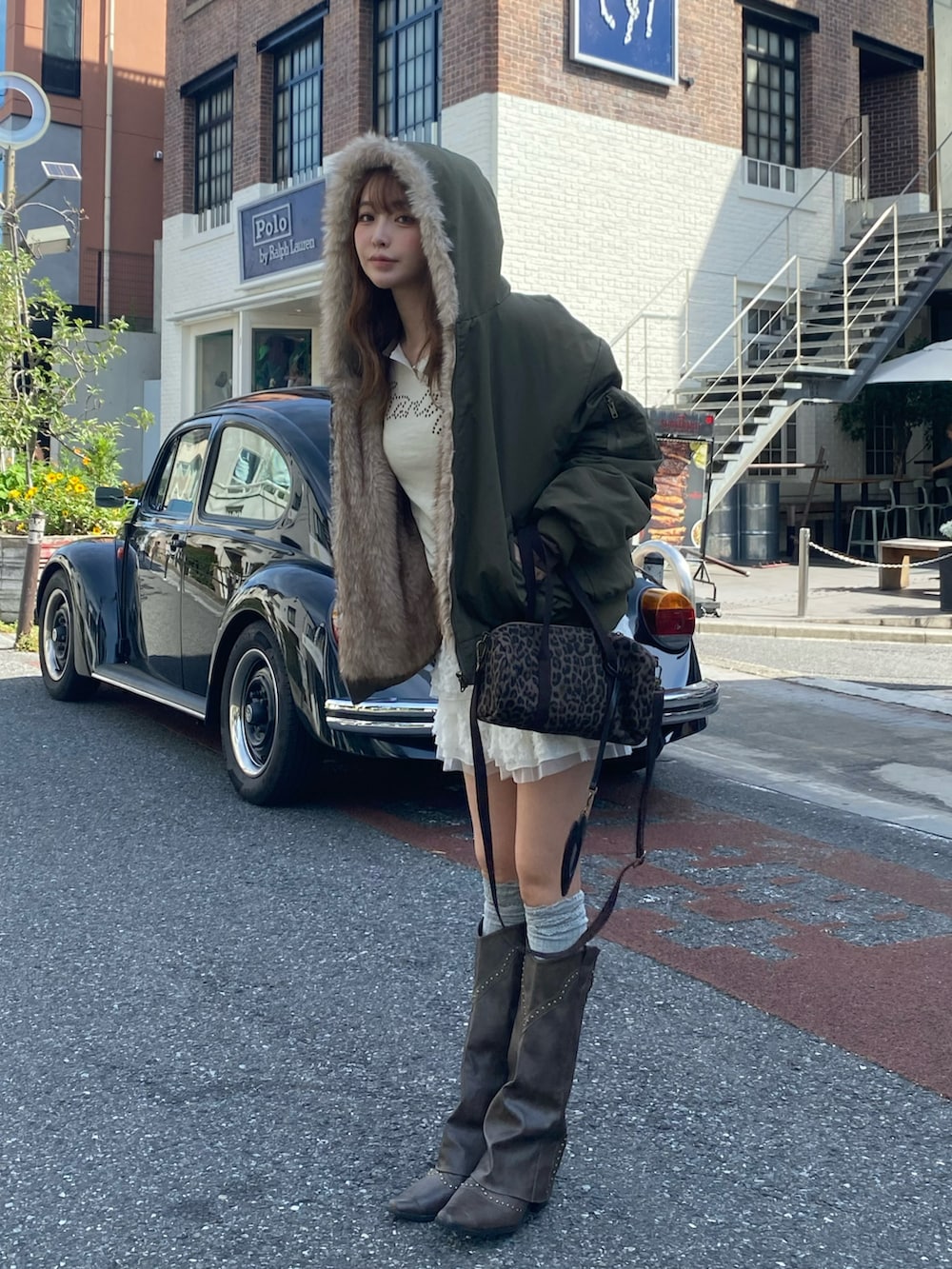 ホワイト系のブルゾン、ホワイト系のスカート、ベージュ系のTシャツ/カットソーを着用したレディースの秋コーディネートの3枚目の写真