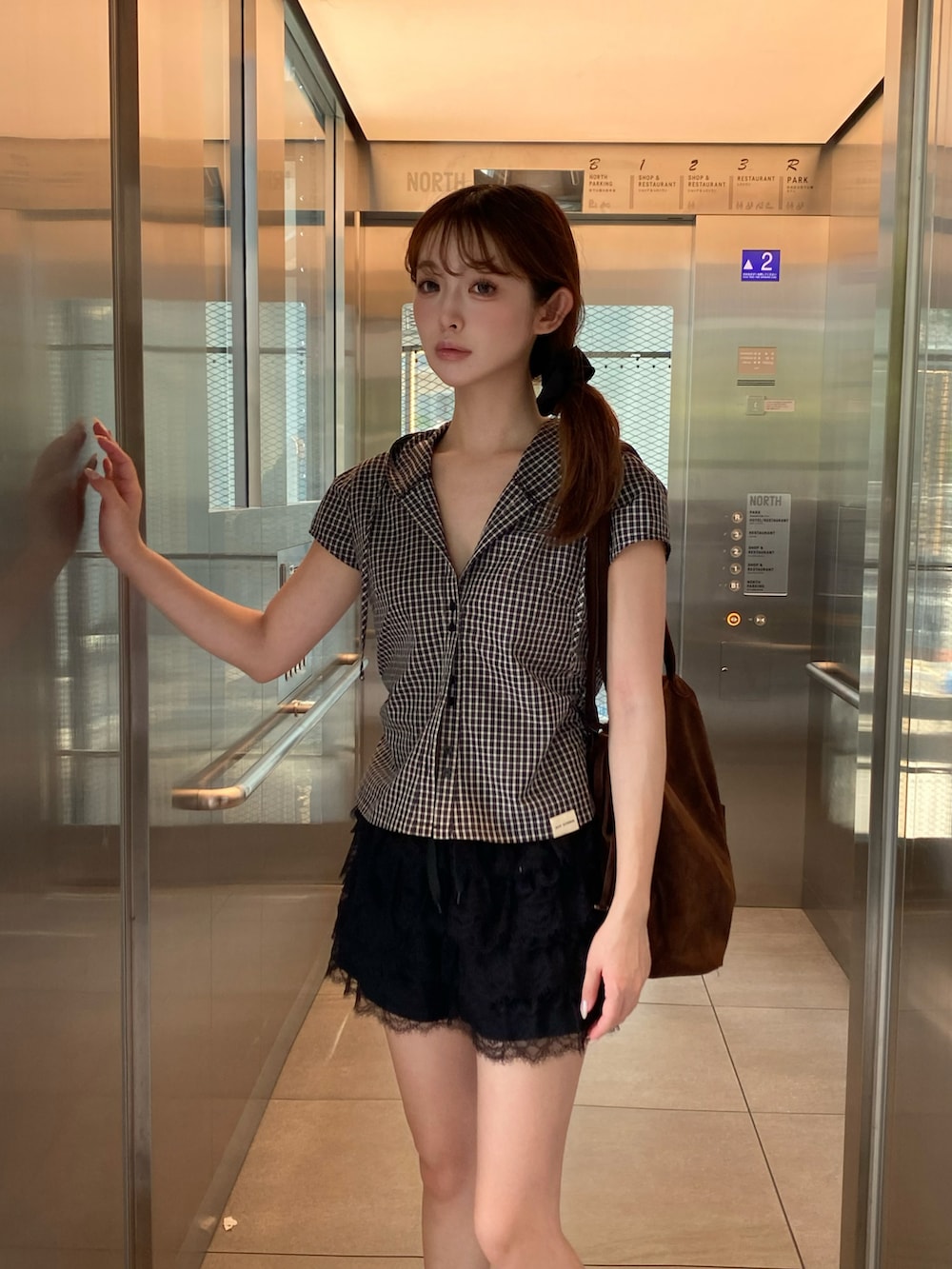 ホワイト系のその他パンツ、ブラック系のブーツ、ブラック系のシャツ/ブラウスを着用したレディースの夏コーディネートの2枚目の写真