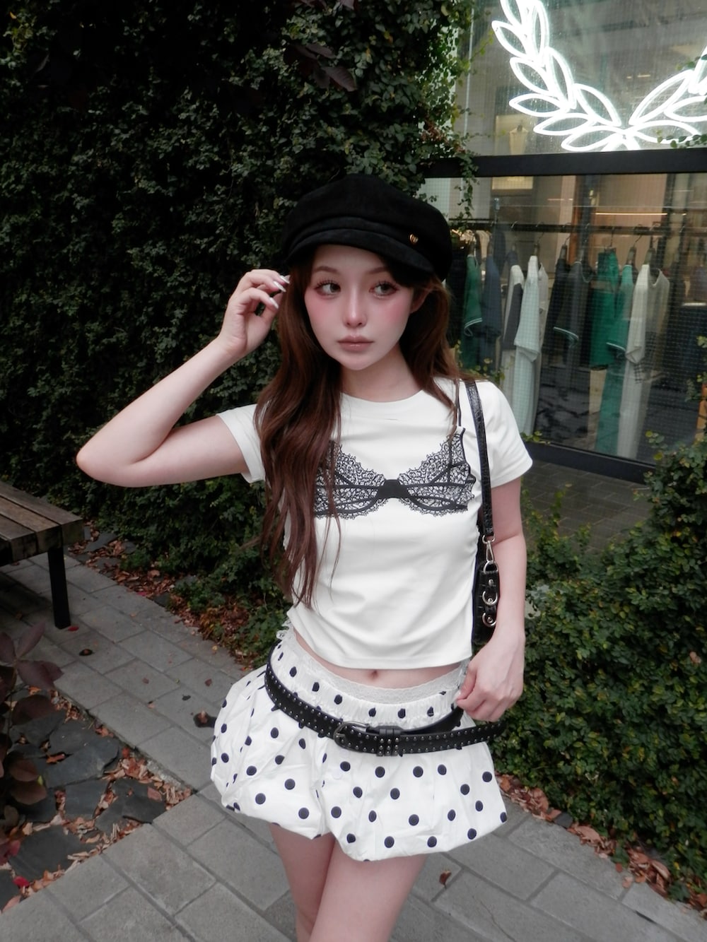 ホワイト系のスカート、ホワイト系のTシャツ/カットソー、ベージュ系のシューズを着用したレディースの夏コーディネートの2枚目の写真