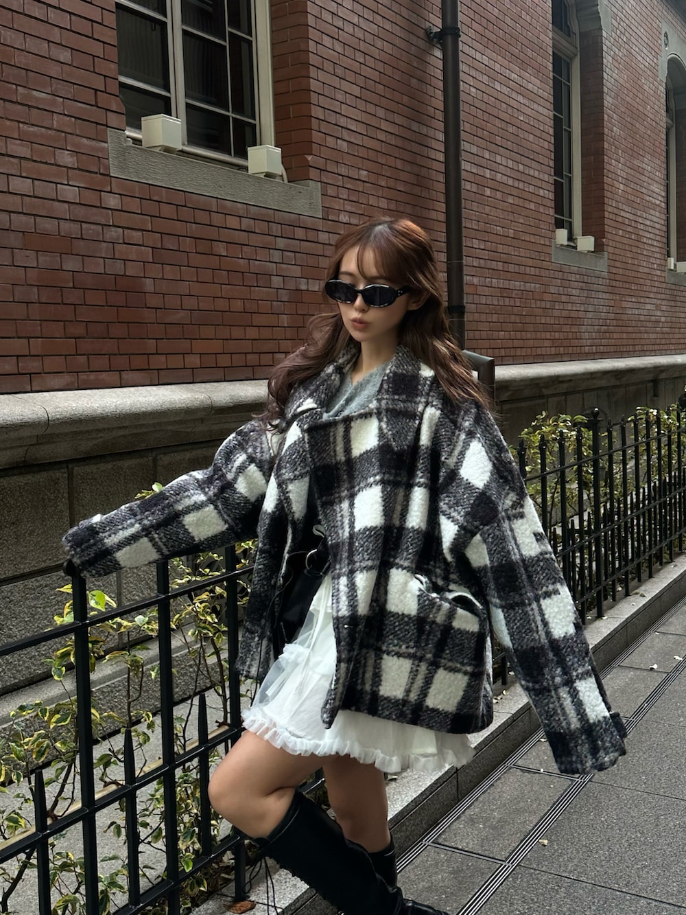 その他のその他アウター、ホワイト系のスカート、ブラック系のブーツを着用したレディースの秋コーディネートの2枚目の写真