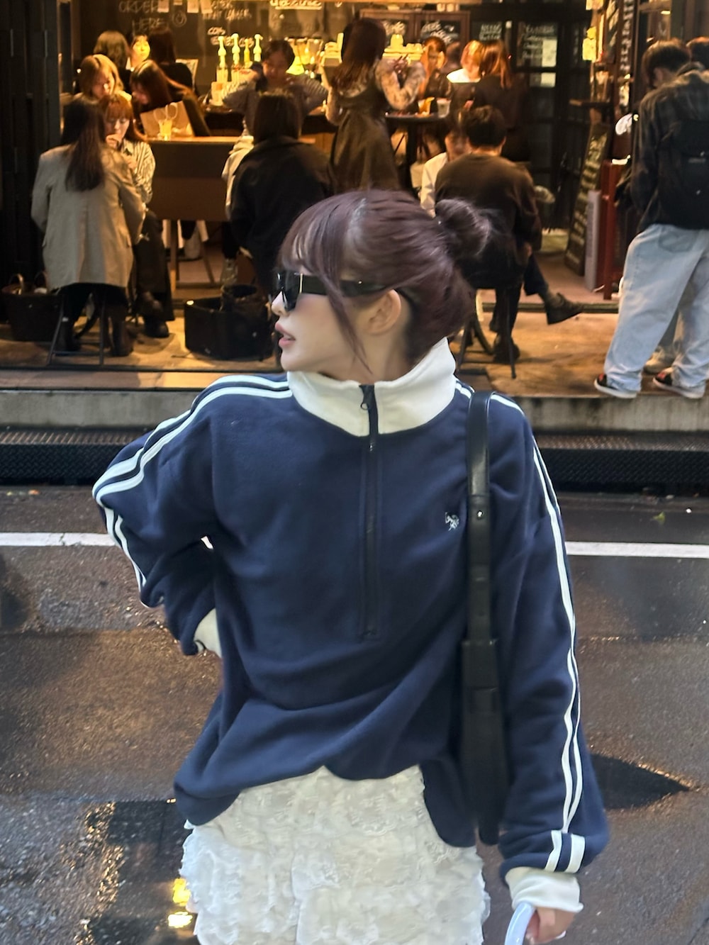 ブルー系のスウェット、ホワイト系のパンツ、ブラック系のローファーを着用したレディースの秋コーディネートの4枚目の写真