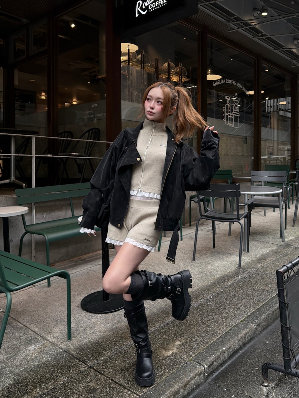 ホワイト系のニット/セーター、ホワイト系のその他パンツ、ブラック系のブーツを着用したレディースの秋コーディネートの2枚目の写真