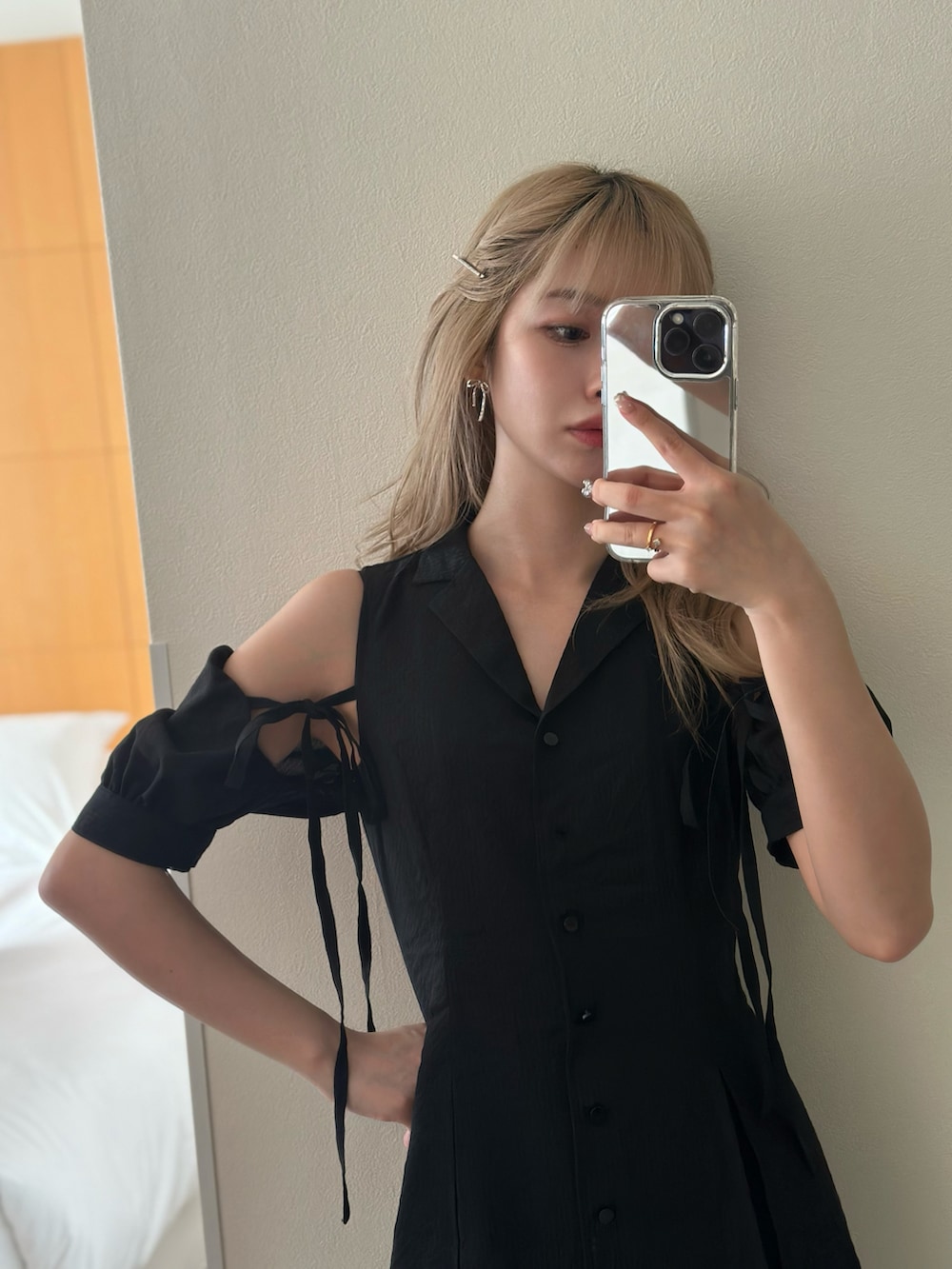 ブラック系のワンピース、シルバー系のパンプスを着用したレディースの夏コーディネートの3枚目の写真