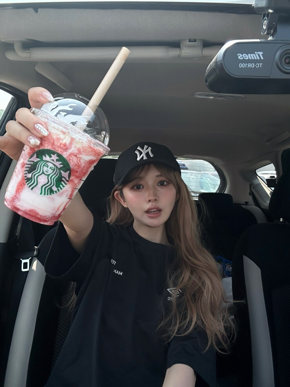 ブラック系のTシャツ/カットソー、ブラック系のその他パンツ、ピンク系のサンダルを着用したレディースの夏コーディネートの4枚目の写真