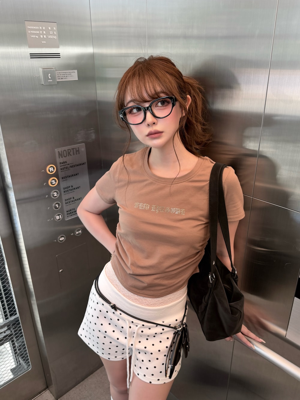 ホワイト系のその他パンツ、ベージュ系のスニーカー、ブラウン系のTシャツ/カットソーを着用したレディースの夏コーディネートの2枚目の写真