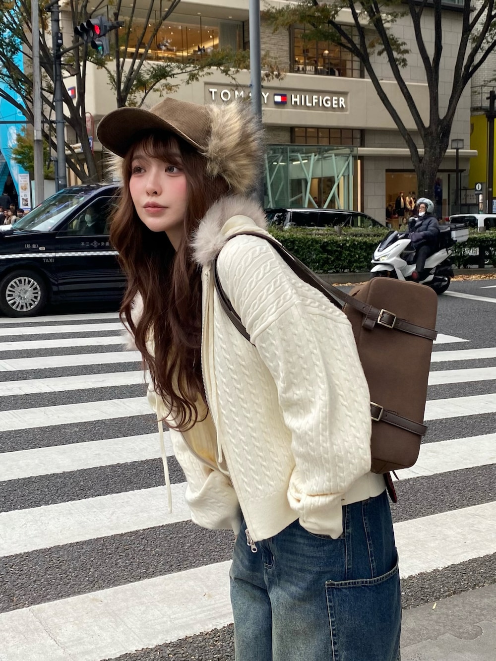 ベージュ系のパーカー、ブルー系のデニムパンツ、ベージュ系のその他シューズを着用したレディースの秋コーディネートの3枚目の写真