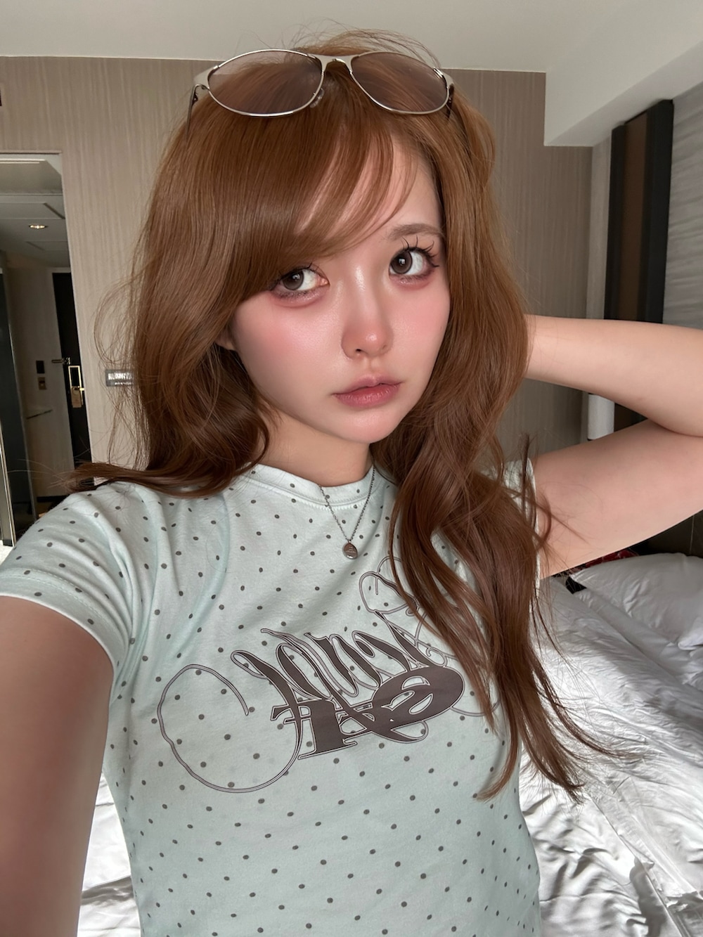 その他のTシャツ/カットソー、その他のデニムパンツ、ブラック系のバックパック/リュックを着用したレディースの夏コーディネートの5枚目の写真