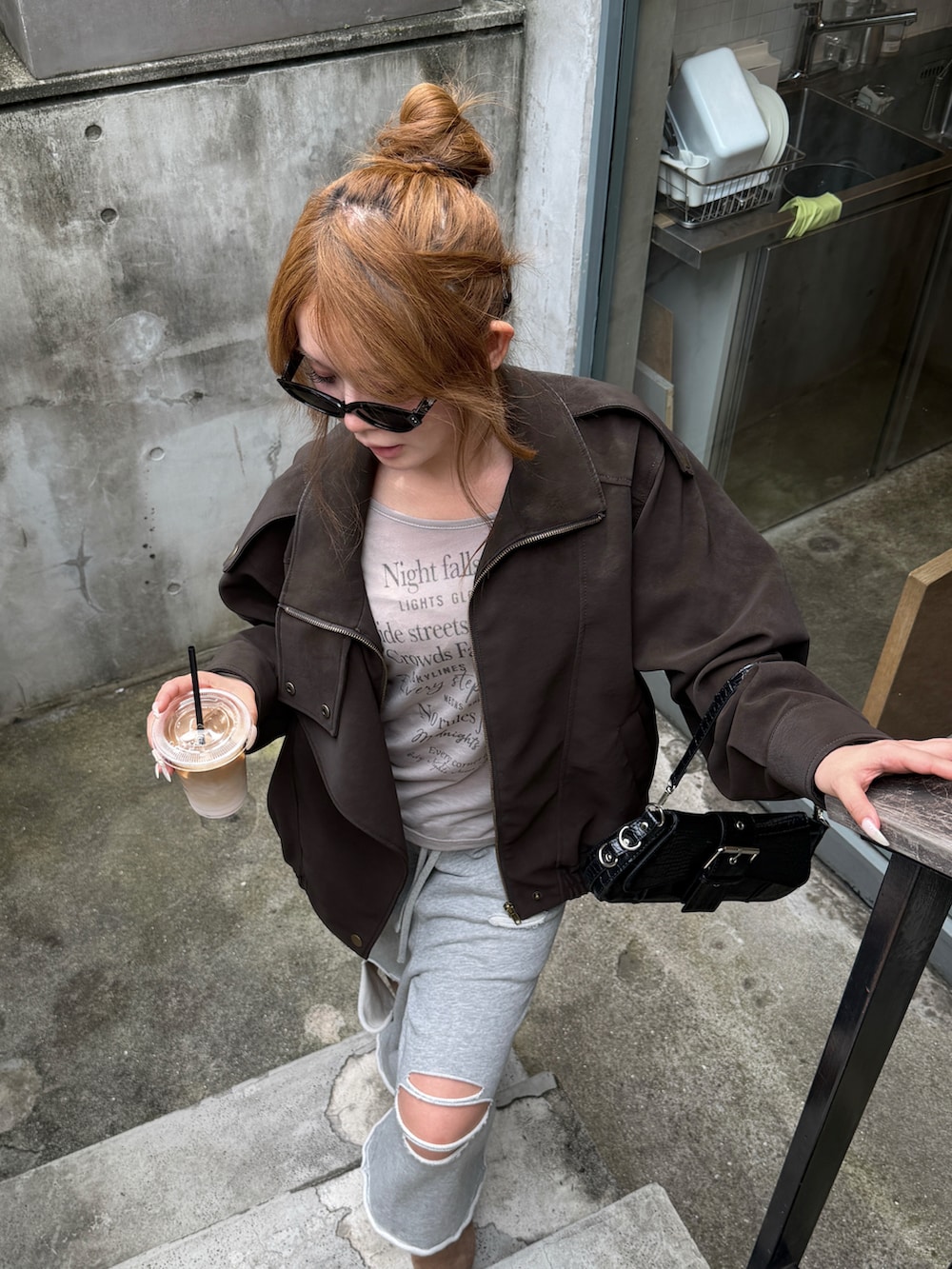 グレー系のTシャツ/カットソー、グレー系のスウェットパンツ、ブラック系のショルダーバッグを着用したレディースの秋コーディネートの2枚目の写真
