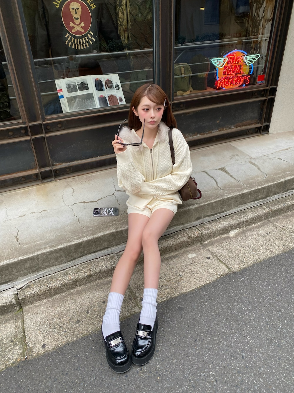 ブラウン系のその他シューズ、ブラウン系のトートバッグ、ベージュ系のその他パンツを着用したレディースの秋コーディネートの3枚目の写真