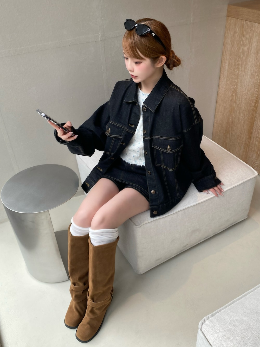 ブラック系のデニムジャケット、ブルー系のスカート、ベージュ系のシューズを着用したレディースの冬コーディネートの2枚目の写真