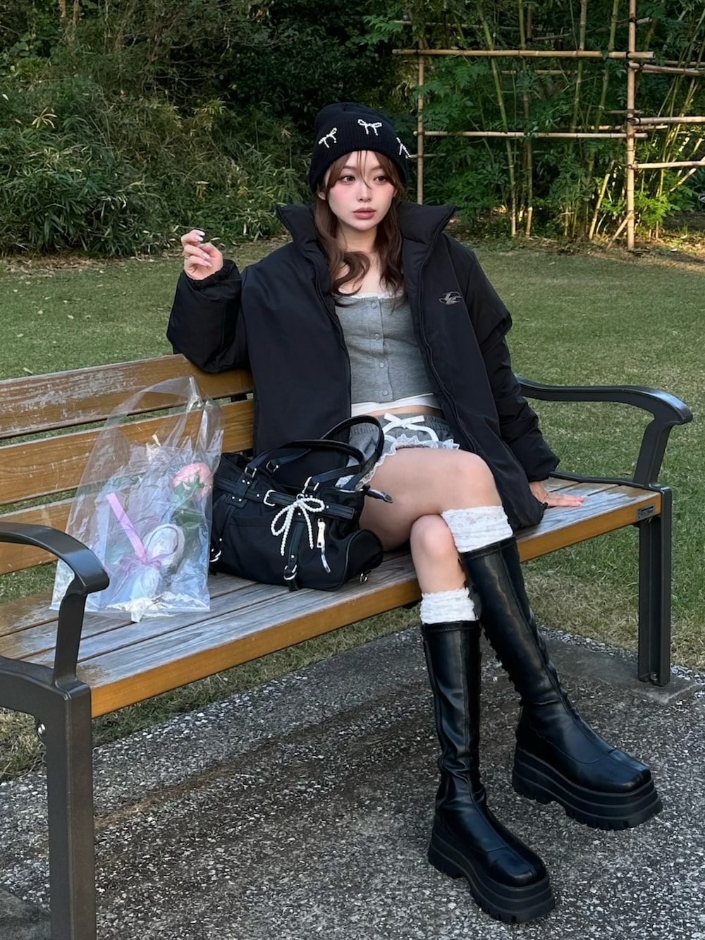 ブラック系のダウンジャケット/コート、グレー系のスカート、グレー系のTシャツ/カットソーを着用したレディースの秋コーディネートの2枚目の写真
