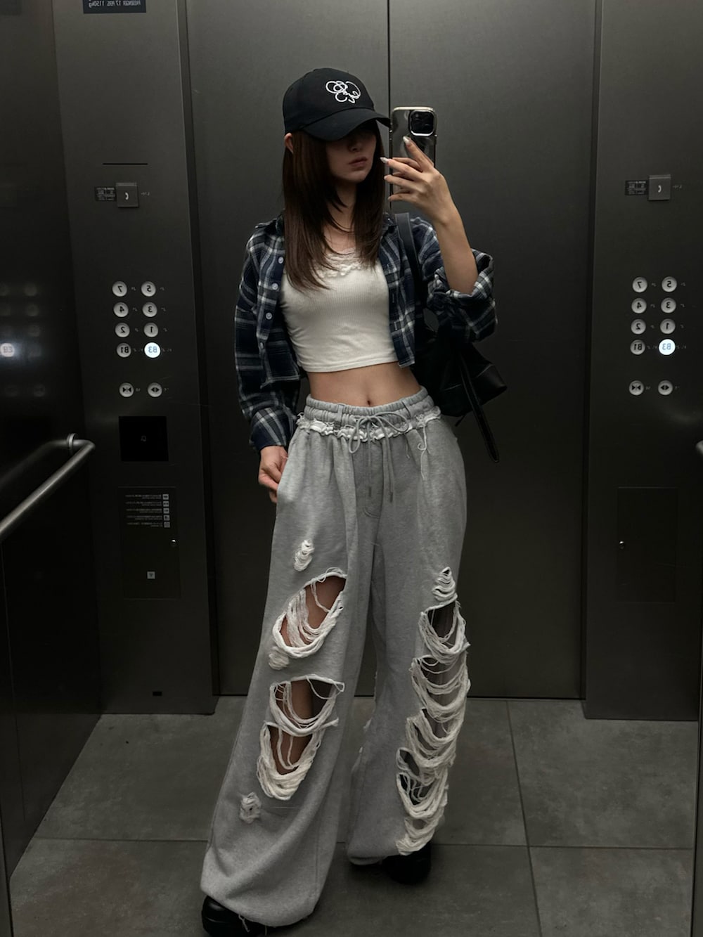 グレー系のスウェットパンツを着用したレディースの秋コーディネートの3枚目の写真