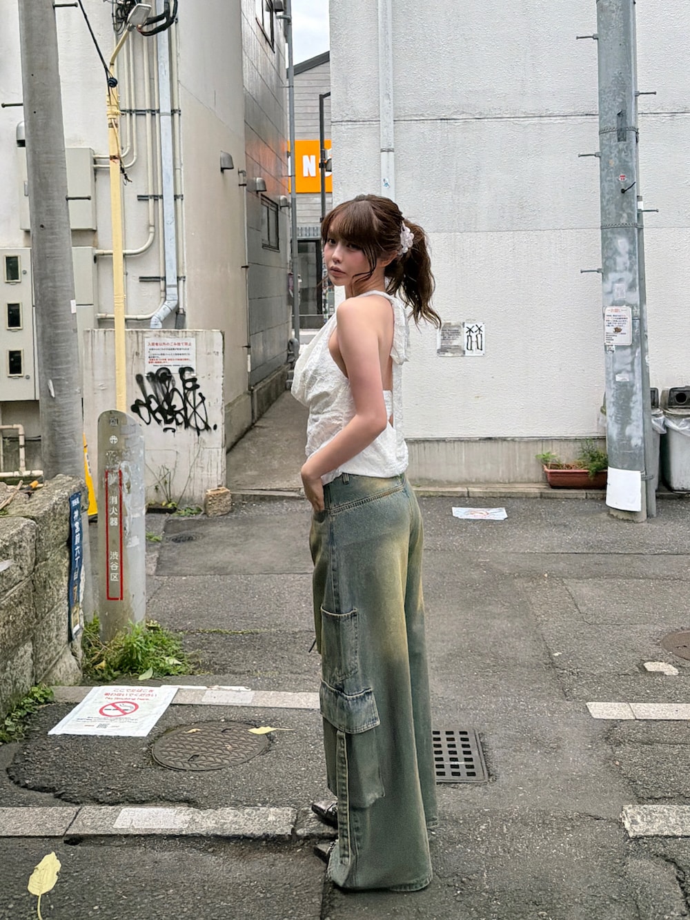 ホワイト系のシャツ/ブラウス、ブルー系のデニムパンツ、ブラウン系のショルダーバッグを着用したレディースの夏コーディネートの2枚目の写真