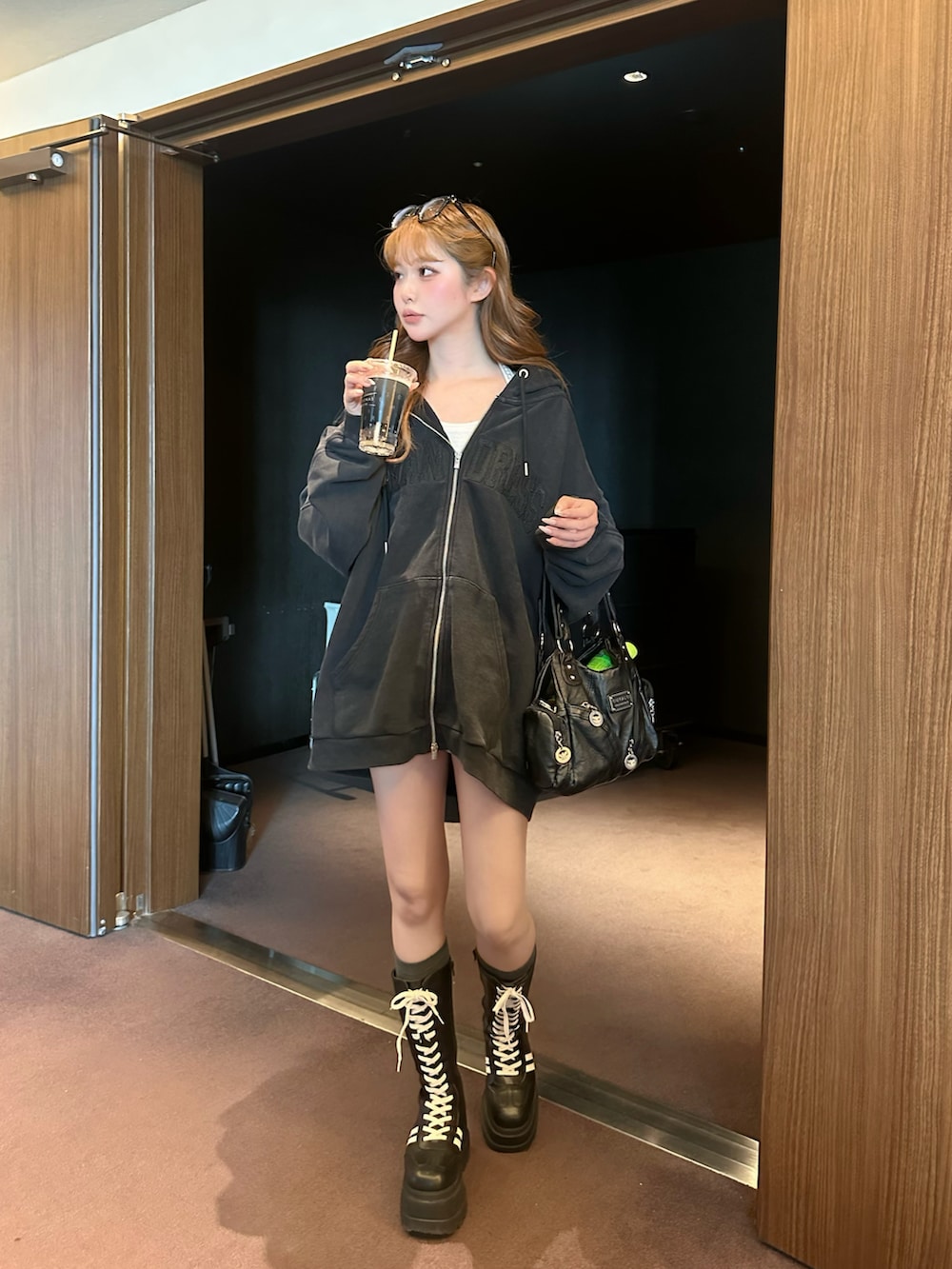 ホワイト系のTシャツ/カットソー、グレー系のその他パンツ、ブラック系のブーツを着用したレディースの冬コーディネートの2枚目の写真