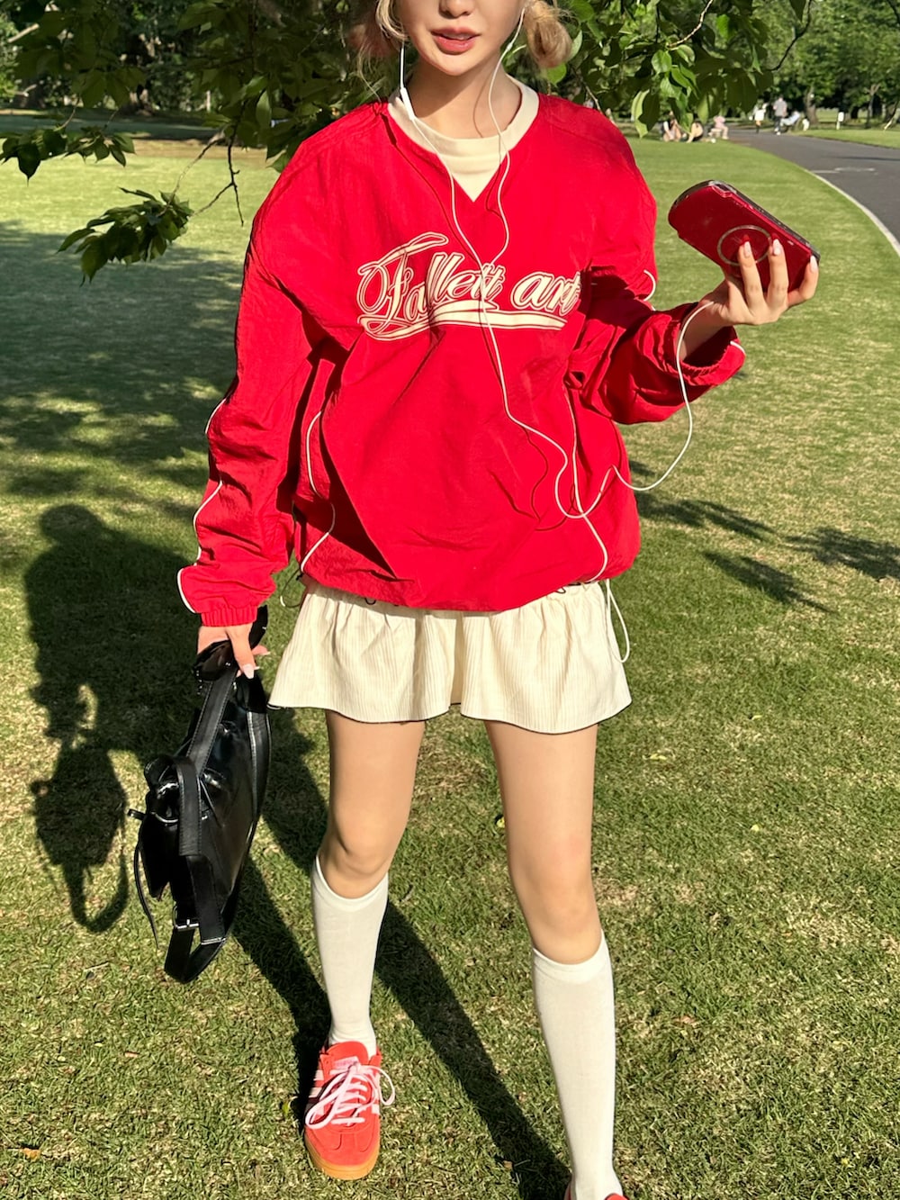レッド系のTシャツ/カットソー、ホワイト系のワンピース、レッド系のスニーカーを着用したレディースの夏コーディネートの4枚目の写真