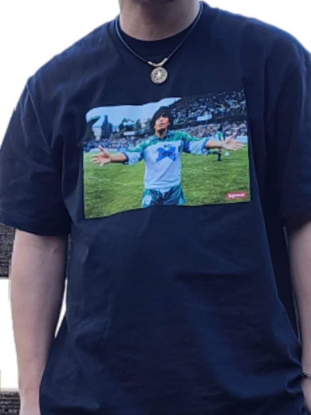 ホワイト系のデニムジャケット、ブラック系のTシャツ/カットソー、ベージュ系のその他パンツを着用したメンズの春コーディネートの2枚目の写真