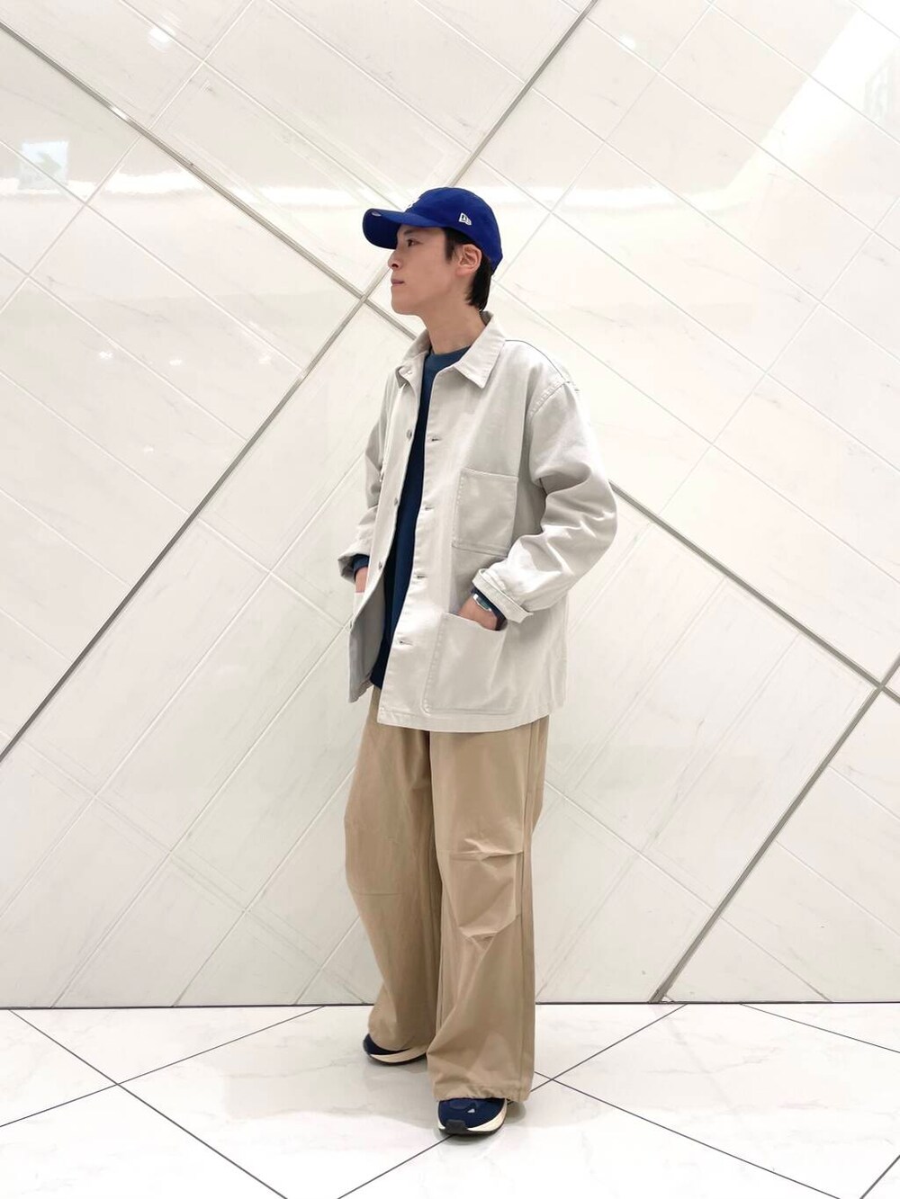 「スニーカー、カバーオール、senseofplace、春アウター、LACOSTE、doors、moonSTAR、810s、ここでしか手に入らない別注アイテム、シューズサイズ27cm～27.5cm、新作スニーカーコーデ」｜「MoonStarの『別注』MOONSTAR×DOORS　STUDEN（スニーカー、ブルー系）」を使った、山﨑 亮太さん（メンズ・172cm）の冬コーディネートの2枚目の写真