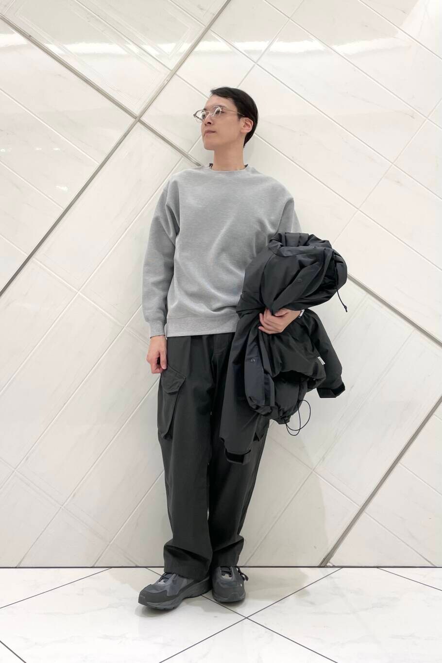 グレー系のその他パンツ、グレー系のスニーカー、グレー系のダウンジャケット/コートを着用したメンズの冬コーディネートの5枚目の写真