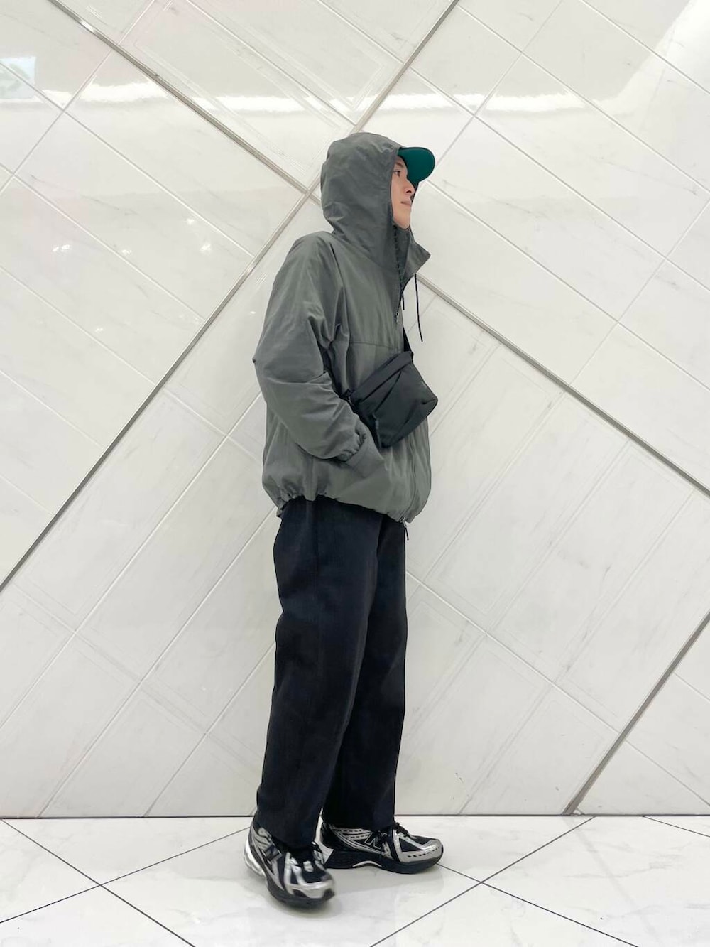 「デニムパンツ、Gramicci、LACOSTE、THENORTHFACE、doors、EKAL、newbalance、メンズファッション、ナイロンジャケット、機能性素材urtech、ここでしか手に入らない別注アイテム、シューズサイズ27cm～27.5cm、新作スニーカーコーデ」｜「EKALの8パネルベースボールキャップ（キャップ、ブラック系）」を使った、山﨑 亮太さん（メンズ・172cm）の春コーディネートの6枚目の写真