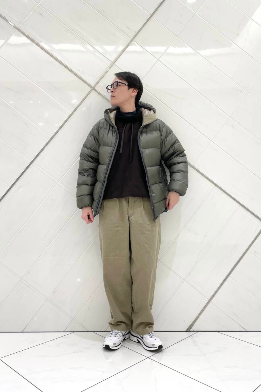 ホワイト系のスニーカー、ベージュ系のその他パンツ、グリーン系のダウンジャケット/コートを着用したメンズの冬コーディネートの2枚目の写真